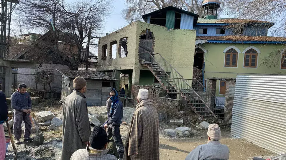 श्रीनगर में ढाहाई गई 40 साल पुरानी मस्जिद श्रीनगर में ढाहाई गई 40 साल पुरानी मस्जिद