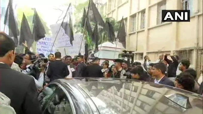 जाधवपुर यूनिवर्सिटी के बाहर छात्रों ने गवर्नर धनखड़ को रोका,दिखाए काले झंडे