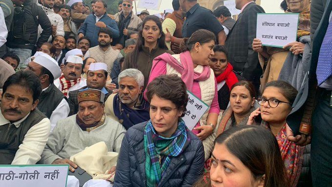 UP: रेप पीड़िता ने मां-बाप के साथ खाया जहर, प्रियंका गांधी ने दिया सीएम और मंत्रियों को ये जबाब UP: रेप पीड़िता ने मां-बाप के साथ खाया जहर, प्रियंका गांधी ने दिया सीएम और मंत्रियों को ये जबाब