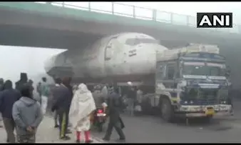 पुल के नीचे फंसा विमान, मची अफरा-तफरी