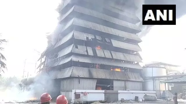 आंध्र प्रदेश में तेल फैक्ट्री में लगी आग,