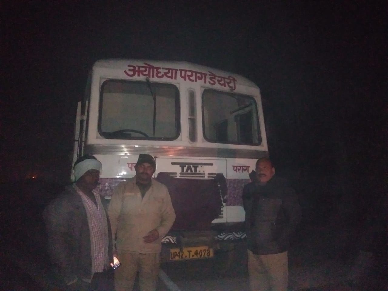 बाराबंकी पुलिस की 112 पीआरवी-1692 ने 10 मिनट के अन्दर लूटा गया दूध का भरा टेंकर किया बरामद बाराबंकी पुलिस की 112 पीआरवी-1692 ने 10 मिनट के अन्दर लूटा गया दूध का भरा टेंकर किया बरामद