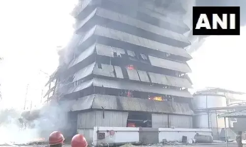 आंध्र प्रदेश में तेल फैक्ट्री में लगी आग,