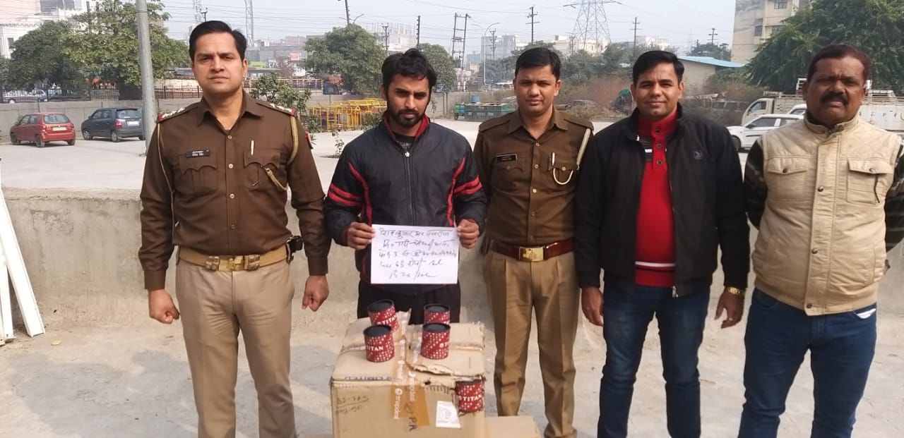 नोएडा पुलिस ने TITAN व FASTRACK की नकली घड़ियां बेचने वाले गिरोह का किया पर्दाफाश, 12600 घड़ियां बरामद नोएडा पुलिस ने TITAN व FASTRACK की नकली घड़ियां बेचने वाले गिरोह का किया पर्दाफाश, 12600 घड़ियां बरामद
