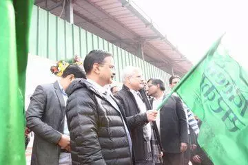 केजरीवाल ने 100 नयी बसों को दिखायी हरी झंडी, बसों में लगें है अत्याधुनिक सिस्टम