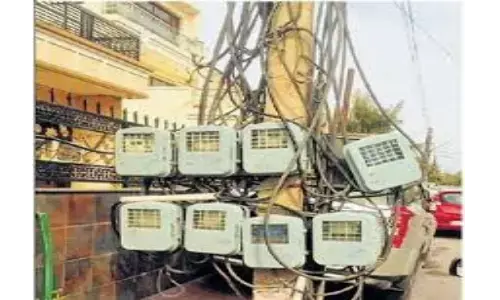 ना घर में ना बाहर अब सीधे खंभे पर लगेगा बिजली मीटर, ये है बड़ी वजह ना घर में ना बाहर अब सीधे खंभे पर लगेगा बिजली मीटर, ये है बड़ी वजह