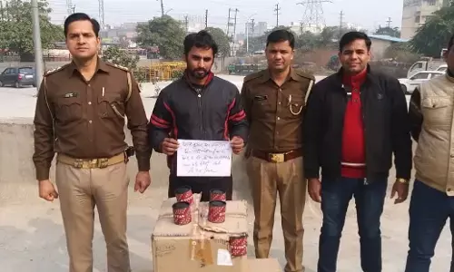 नोएडा पुलिस ने TITAN व FASTRACK की नकली घड़ियां बेचने वाले गिरोह का किया पर्दाफाश, 12600 घड़ियां बरामद