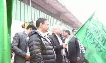 केजरीवाल ने 100 नयी बसों को दिखायी हरी झंडी, बसों में लगें है अत्याधुनिक सिस्टम