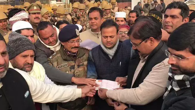 बुलंदशहर में मुस्लिम समाज के लोगों ने जताया हिंसा पर अफ़सोस,  प्रशासन को 6 लाख का चेक देकर की शांति की अपील, प्रशासन और पुलिस का स्वागत