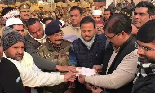 बुलंदशहर में मुस्लिम समाज के लोगों ने जताया हिंसा पर अफ़सोस,  प्रशासन को 6 लाख का चेक देकर की शांति की अपील, प्रशासन और पुलिस का स्वागत