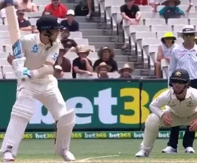 लाइव मैच में गायब हुई गेंद, सब रह गए हैरान, वायरल हुआ वीडियो लाइव मैच में गायब हुई गेंद, सब रह गए हैरान, वायरल हुआ वीडियो