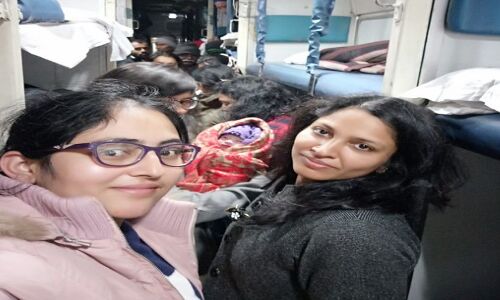 हमें गर्व हैं सेना पर: 2 महिला कैप्टन ने ट्रेन में यात्री की डिलीवरी कराई हमें गर्व हैं सेना पर: 2 महिला कैप्टन ने ट्रेन में यात्री की डिलीवरी कराई