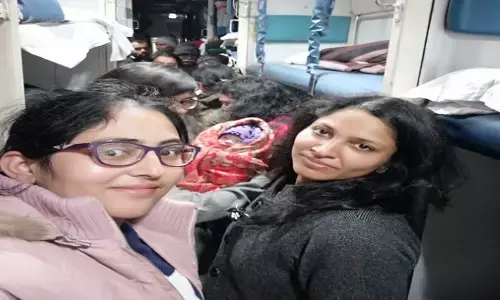 हमें गर्व हैं सेना पर: 2 महिला कैप्टन ने ट्रेन में यात्री की डिलीवरी कराई हमें गर्व हैं सेना पर: 2 महिला कैप्टन ने ट्रेन में यात्री की डिलीवरी कराई