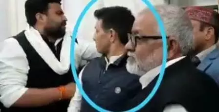 कमलनाथ के मंत्री को आया गुस्सा, कार्यकर्ता को मारी लात, धक्के देकर प्रेस कॉन्फ्रेंस से किया बाहर!