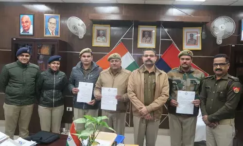 नोएडा पुलिस की तत्परता से बची पांच लोंगों की जान, भीषण ठंड में नहर में सिपाही रजनीश ने कूदकर बचाई जान