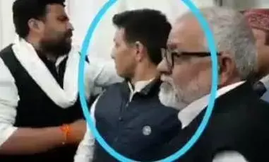 कमलनाथ के मंत्री को आया गुस्सा, कार्यकर्ता को मारी लात, धक्के देकर प्रेस कॉन्फ्रेंस से किया बाहर!