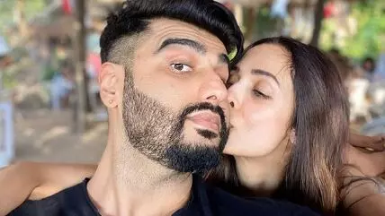 मलाइका अरोड़ा ने अर्जुन कपूर को KISS कर कुछ यूं विश किया New Year 2020