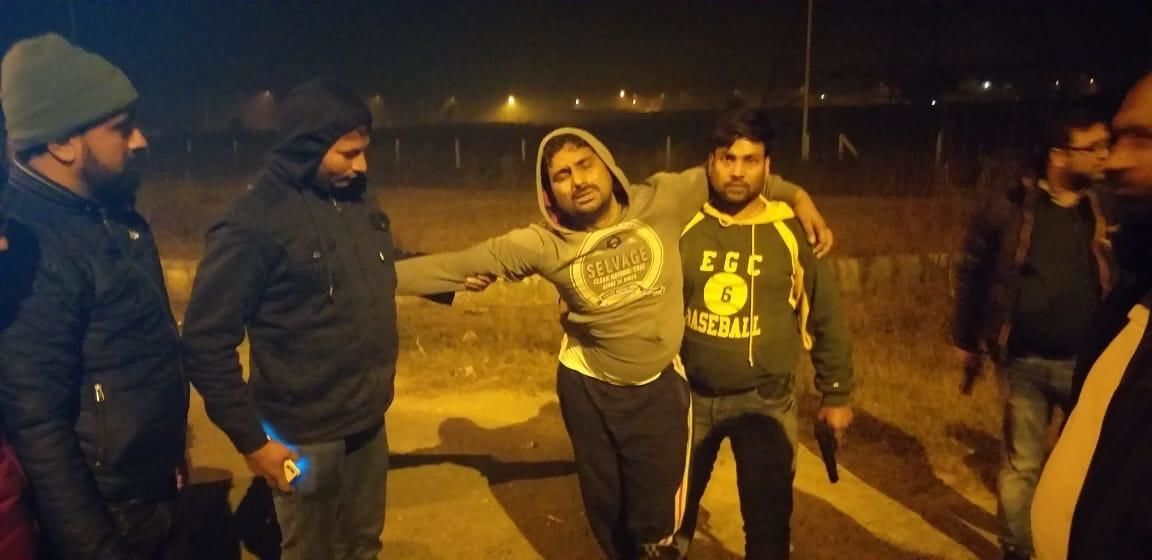 नोएडा पुलिस और एसटीएफ की सयुंक्त मुठभेड़ में एक लाख का इनामी मनोज भाटी को लगी गोली नोएडा पुलिस और एसटीएफ की सयुंक्त मुठभेड़ में एक लाख का इनामी मनोज भाटी को लगी गोली