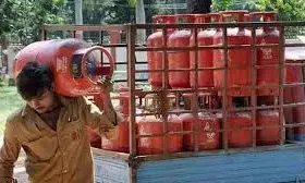 त्योहारों से पहले महंगाई का एक और झटका, LPG गैस सिलेंडर के बढ़े दाम, यहां चेक करें अपने शहर के नए रेट्स