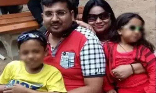 मथुरा में मशहूर बुलियन कारोबारी नीरज अग्रवाल की पुत्री और पत्नी समेत मिली लाश जबकि बेटा अंतिम सांस ले रहा था. मथुरा में मशहूर बुलियन कारोबारी नीरज अग्रवाल की पुत्री और पत्नी समेत मिली लाश जबकि बेटा अंतिम सांस ले रहा था.