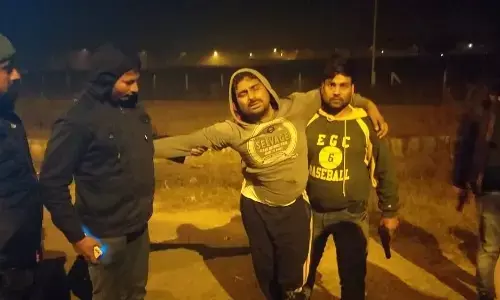 नोएडा पुलिस और एसटीएफ की सयुंक्त मुठभेड़ में एक लाख का इनामी मनोज भाटी को लगी गोली नोएडा पुलिस और एसटीएफ की सयुंक्त मुठभेड़ में एक लाख का इनामी मनोज भाटी को लगी गोली