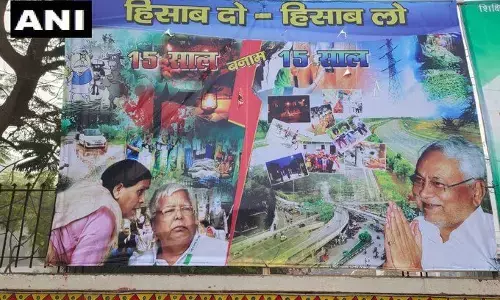 बिहार: पटना में इनकम टैक्स चौराहा पर लगा पोस्टर, राजनैतिक सरगर्मी बढ़ी