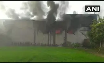 लुधियाना में साइकिल फैक्ट्री में लगी आग, दमकल गाड़ियां आग बुझाने मे लगी लुधियाना में साइकिल फैक्ट्री में लगी आग, दमकल गाड़ियां आग बुझाने मे लगी