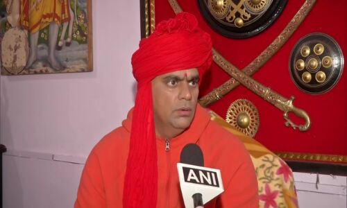 वीर सावरकर पर मचे विवाद के बीच स्वामी चक्रपाणि बोले- सुना है समलैंगिक हैं... वीर सावरकर पर मचे विवाद के बीच स्वामी चक्रपाणि बोले- सुना है समलैंगिक हैं...