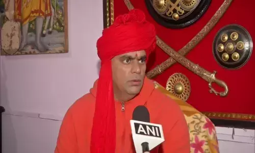 वीर सावरकर पर मचे विवाद के बीच स्वामी चक्रपाणि बोले- सुना है समलैंगिक हैं... वीर सावरकर पर मचे विवाद के बीच स्वामी चक्रपाणि बोले- सुना है समलैंगिक हैं...