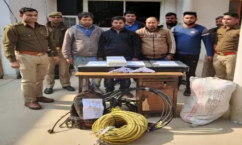 नोएडा पुलिस को मिली बड़ी कामयाबी,मोबाइल टावरों से बैटरी चोरी करने वाले 4 बदमाशों किया गिरफ्तार