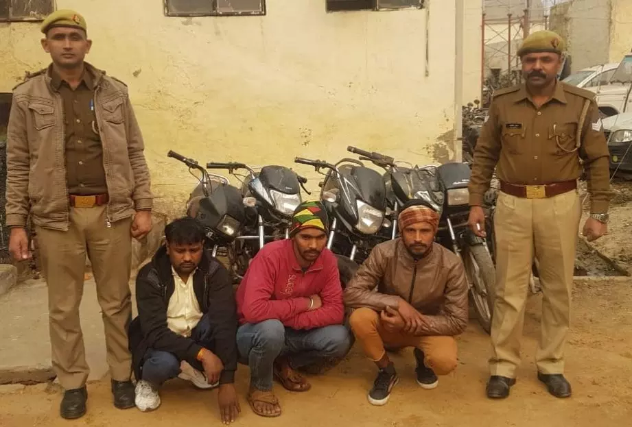 तीन शातिर वाहन चोर को थाना-बादलपुर पुलिस ने किया गिरफ्तार,हुए कई अहम खुलासे
