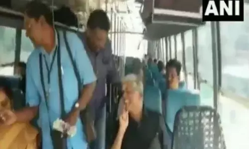 यकीन करना ही होगा! पेट्रोल पंप मालिक ने मंत्रीजी की गाड़ी में तेल भरने से किया इंकार, तो बस ये देखें Video यकीन करना ही होगा! पेट्रोल पंप मालिक ने मंत्रीजी की गाड़ी में तेल भरने से किया इंकार, तो बस ये देखें Video