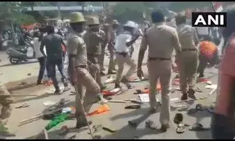 CAA के समर्थन में रैली कर रहे लोगों पर इस राज्य की पुलिस ने बरसाई लाठियां