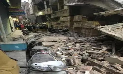 दिल्ली के गांधीनगर इलाके में ढही इमारत, दो लोग घायल, बचाव कार्य जारी दिल्ली के गांधीनगर इलाके में ढही इमारत, दो लोग घायल, बचाव कार्य जारी