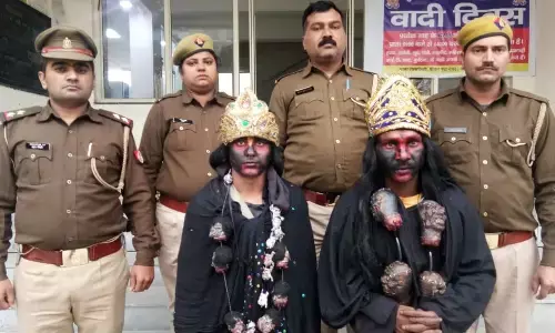 नोएडा में इन दो बहरूपियों ने नशीला पदार्थ खिलाकर युवती से 32000/- रुपये हड़पे, युवती जब थाने लेकर पहुंची नोएडा में इन दो बहरूपियों ने नशीला पदार्थ खिलाकर युवती से 32000/- रुपये हड़पे, युवती जब थाने लेकर पहुंची