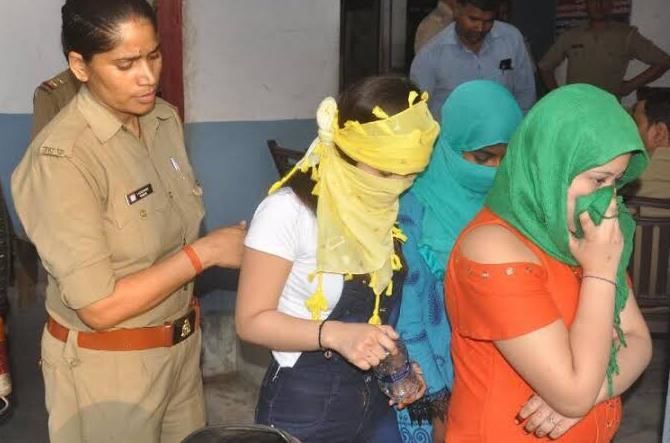 सेक्स रैकेट का पर्दाफाश: मौके पर हालत देख रह गई पुलिस भौंचक्की सेक्स रैकेट का पर्दाफाश: मौके पर हालत देख रह गई पुलिस भौंचक्की
