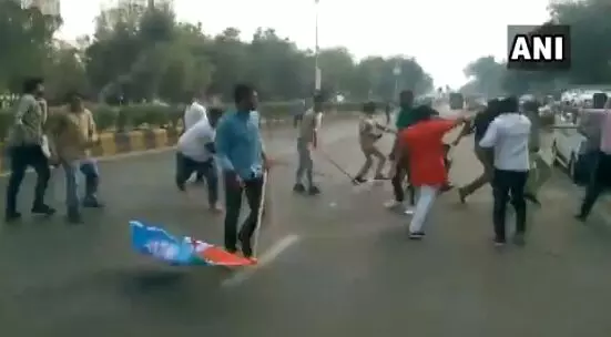 JNU के बाद अब अहमदाबाद में ABVP और NSUI कार्यकर्ताओं के बीच भिड़ंत, जमकर चले लाठी-डंडे, देखिए- VIDEO