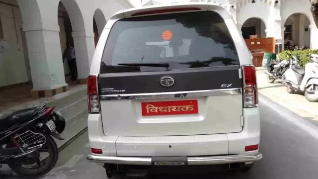 यूपी के मुरादाबाद में सत्ता के दो विधायक, गाड़िया 102 से ज्यादा यूपी के मुरादाबाद में सत्ता के दो विधायक, गाड़िया 102 से ज्यादा