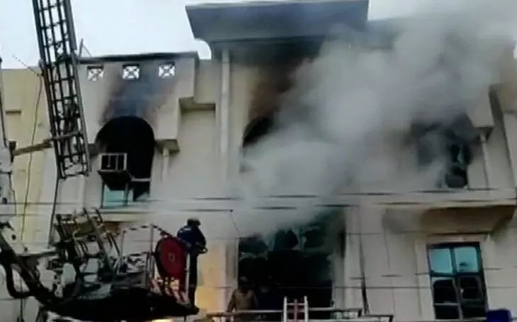 दिल्ली: पटपड़गंज इलाके की तीन मंजिला इमारत में लगी भीषण आग, एक की मौत