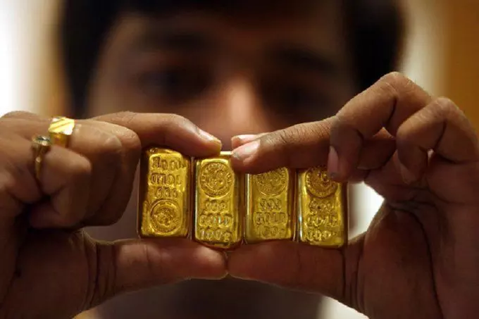 अंतर्राष्ट्रीय बाजार में गिरी सोने की कीमतें, आज भारत में भी हो सकता है सस्ता