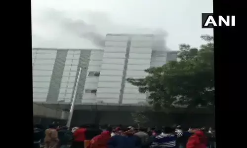 नोएडा सेक्टर-24 के ESI अस्पताल में लगी भीषण आग, मरीजों को निकाला गया बाहर नोएडा सेक्टर-24 के ESI अस्पताल में लगी भीषण आग, मरीजों को निकाला गया बाहर