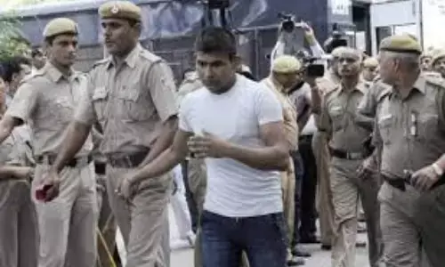 निर्भया गैंगरेप: कानूनी दाव पेच में फंसा फांसी, दोषी विनय ने सुप्रीम कोर्ट में दायर किया क्यूरेटिव पिटीशन निर्भया गैंगरेप: कानूनी दाव पेच में फंसा फांसी, दोषी विनय ने सुप्रीम कोर्ट में दायर किया क्यूरेटिव पिटीशन
