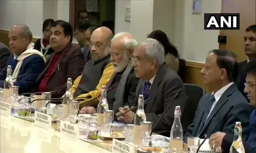 अपनी ही बनाई नीति में उलझे पीएम मोदी तो अर्थशास्त्रीयों से मांगे ये सुझाव? अपनी ही बनाई नीति में उलझे पीएम मोदी तो अर्थशास्त्रीयों से मांगे ये सुझाव?