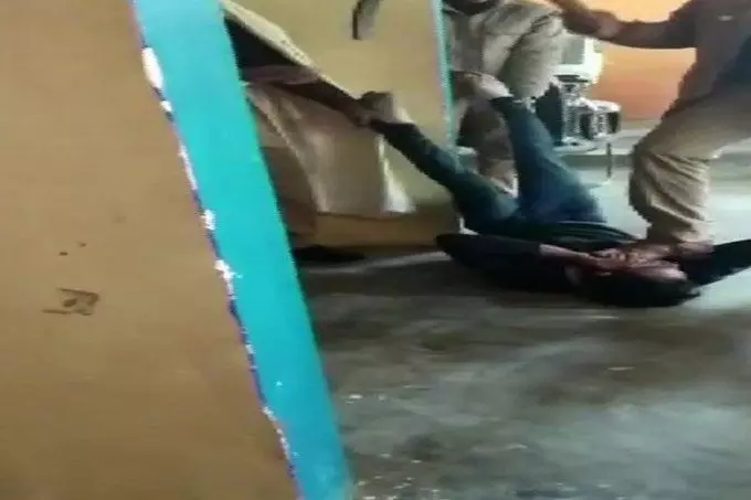 यूपी के देवरिया जिले में पुलिस की दबंगई का वीडियो वायरल, मोबाइल चोरी के आरोपी को जमकर पीटा, एसपी ने किया सस्पेंड यूपी के देवरिया जिले में पुलिस की दबंगई का वीडियो वायरल, मोबाइल चोरी के आरोपी को जमकर पीटा, एसपी ने किया सस्पेंड