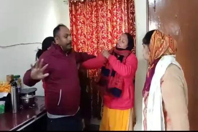 अवैध संबंधों के शक में पत्नी ने अपने पति और उसकी दोस्त को जमकर पीटा, दरोगा की वीडियो वायरल