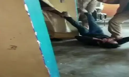 यूपी के देवरिया जिले में पुलिस की दबंगई का वीडियो वायरल, मोबाइल चोरी के आरोपी को जमकर पीटा, एसपी ने किया सस्पेंड यूपी के देवरिया जिले में पुलिस की दबंगई का वीडियो वायरल, मोबाइल चोरी के आरोपी को जमकर पीटा, एसपी ने किया सस्पेंड