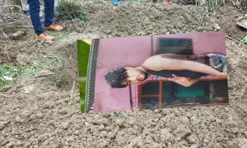 पीलीभीत में सात माह पहले दफन किये गये शव को कब्र से निकाला गया पीलीभीत में सात माह पहले दफन किये गये शव को कब्र से निकाला गया