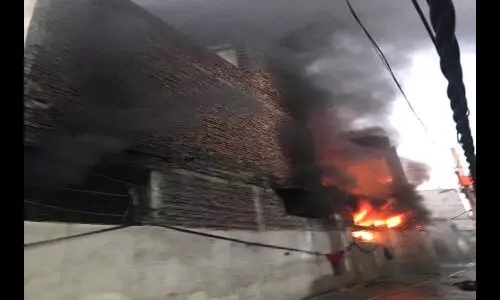 दिल्ली के मायापुरी फेज -2 इलाके में लगी भीषण आग, दमकल की 20 गाड़ीया पहुंची दिल्ली के मायापुरी फेज -2 इलाके में लगी भीषण आग, दमकल की 20 गाड़ीया पहुंची