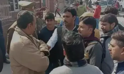 छपाक मूवी देखने गये सपा कार्यकर्ताओं को पुलिस ने रोका छपाक मूवी देखने गये सपा कार्यकर्ताओं को पुलिस ने रोका