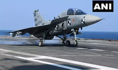 INS विक्रमादित्य पोत पर लड़ाकू विमान की सफल लैंडिंग, अनोखे तकनीकी का किया प्रयोग,देंखे लैंडिंग पिक्चर INS विक्रमादित्य पोत पर लड़ाकू विमान की सफल लैंडिंग, अनोखे तकनीकी का किया प्रयोग,देंखे लैंडिंग पिक्चर